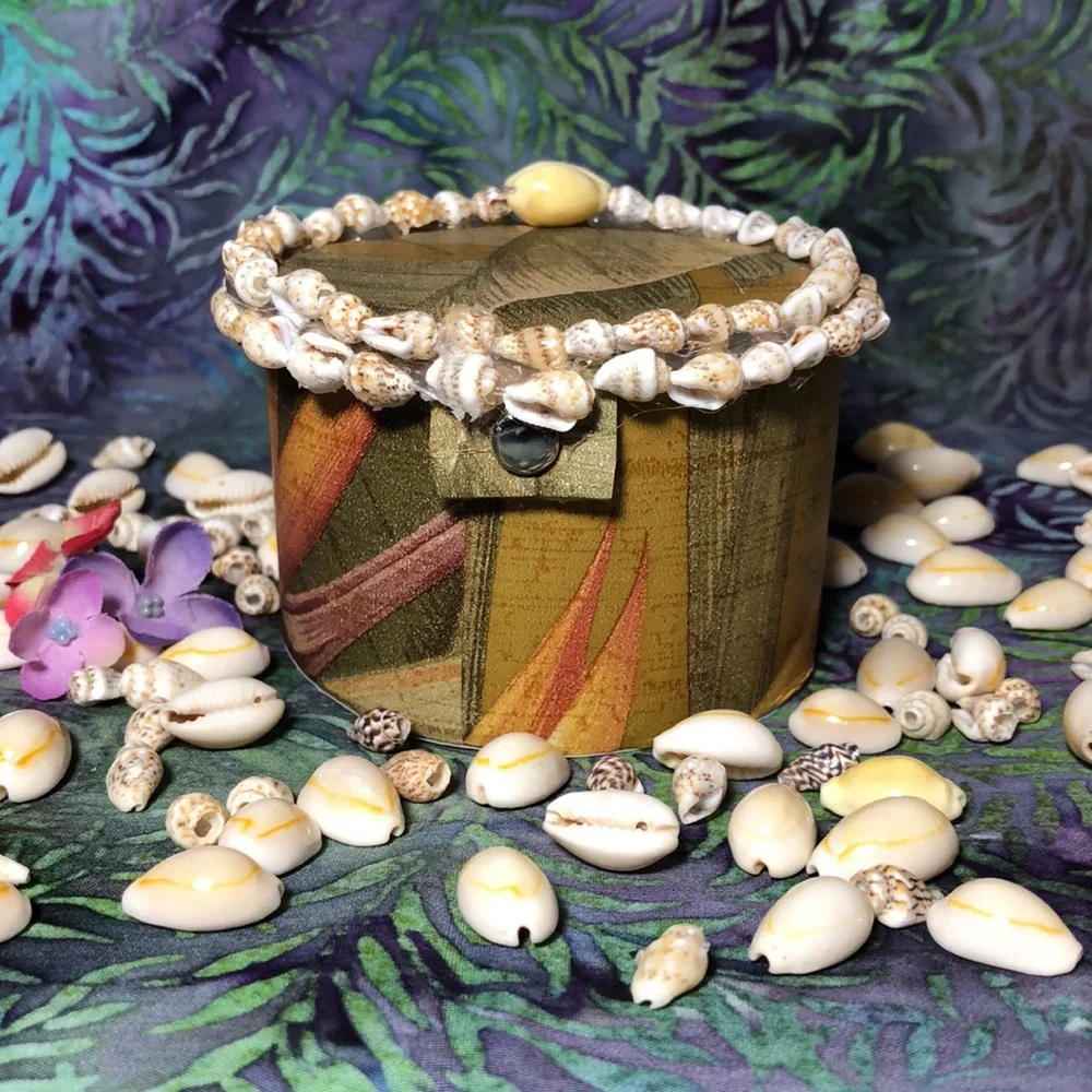 MANGO TREE STUDIOS Round Lidded Seashell Felt Lined Trinket Box Unique New